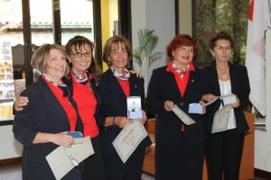 La commissaria Zanaria (seconda da sinistra) e alcune componenti del comitato femminile della Cri trecatese